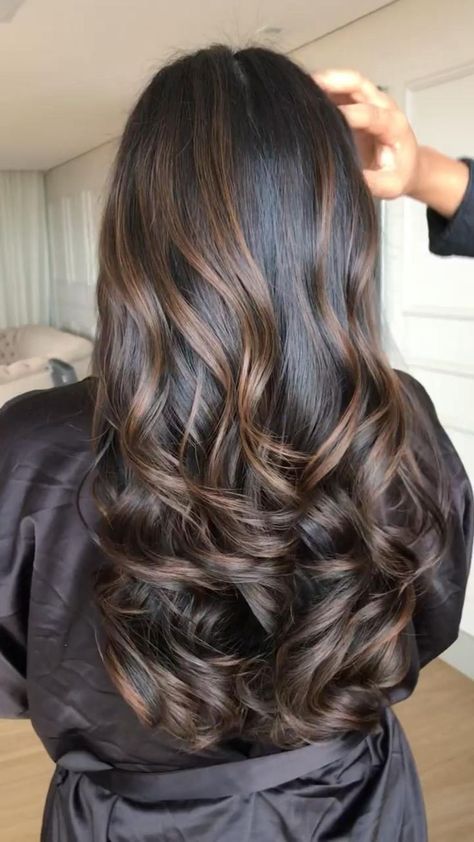 Sunkissed Hair Highlights, Chocolate Brown Hair Ideas, Sunkissed Hair Brunette, Brown Hair Ideas, Sunkissed Hair, Black Hair Balayage, Dark Brunette Hair, Chocolate Brown Hair Color, Brown Hair Looks