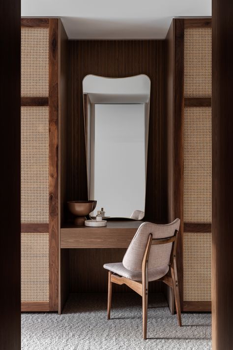 Informed by a deep respect for the home’s heritage, Tecture’s Balmoral Mid-Century exemplifies a sensitive approach to Australia’s modernist legacy. Vanity Wardrobe Design, Dressing Vanity Design, Hotel Wardrobe Design, Modern Asian Interior, Beach House Closet, Modern Asian Interior Design, Asian Interior Design, Dressing Chair, Cane Webbing