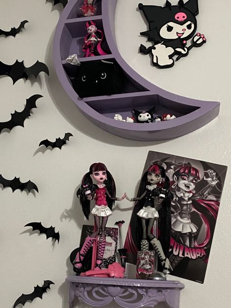 Draculaura room details Monster High Room Ideas, Draculaura Room Aesthetic, Draculaura Bedroom, Draculaura Room, Monster High Room Decor, Draculaura Birthday, Unique House Decor, Monster High Bedroom, Monster High Room