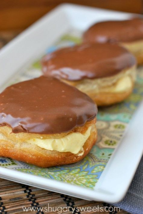 Easy Boston Cream Donuts in under 30 minutes! Made using Pillsbury Grands biscuits,creamy pudding mixture, and rich chocolate ganache!. Biscuit Dough Recipes, Boston Cream Donut, Canned Biscuit, Pillsbury Grands, Pembuat Roti, Shugary Sweets, Boston Cream, Doughnut Recipe, Think Food