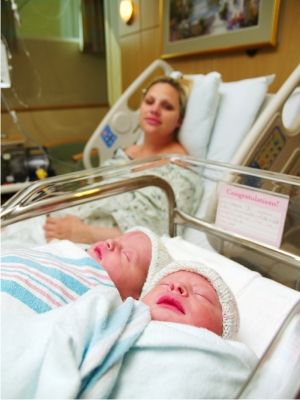 Twin pregnancy labor and delivery. If you're having twins and wondering what to expect for your twin birth, read through this informative guide. Twin Delivery, Twin Baby Photography, Newborn Hospital Pictures, Twin Pictures, Twin Photography, Twin Life, Hospital Pictures, Delivery Pictures, Twin Photos