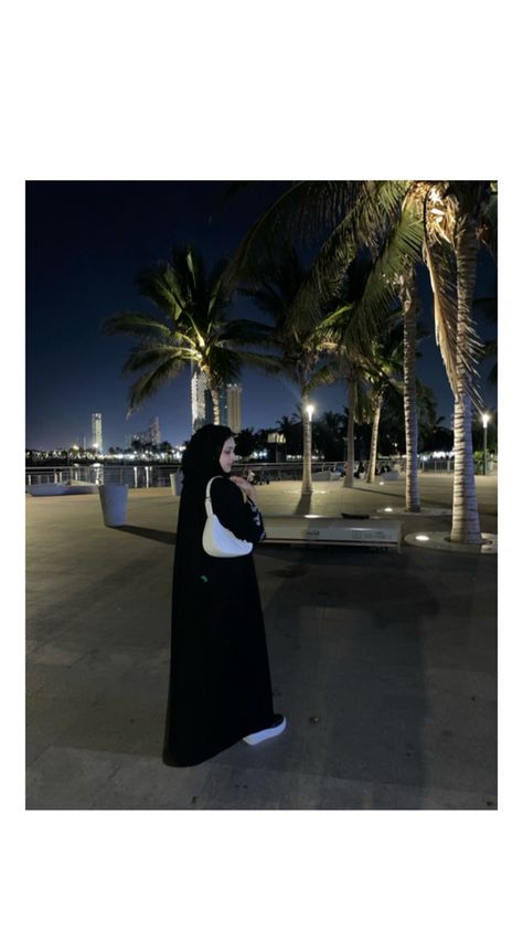 Abaya white bag handbag shoe black shoe Abaya Look, Black Abaya, Black And White Shoes, White Shoes, White Bag, A Black, Black And White, White, Black