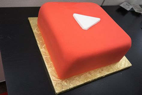 YouTube Play Button Cake at YouTube Space NY's Forever 21st St. Party | Flickr - Photo Sharing! Youtube Cake, Youtube Play Button, Youtube Theme, Youtube Birthday, Youtube Party, Button Cake, Tenth Birthday, Funny Birthday Cakes, Play Button