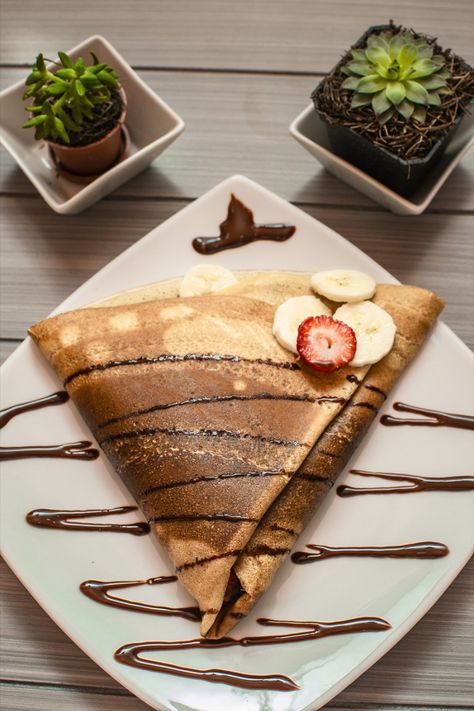 Crepe Presentation Ideas, Crepes Plating Ideas, Crepe Plating Ideas, Crepe Plating, Crepe Decorations, Caramel Toppings, Crepes Nutella, Crepe Design, Kids Cooking Party