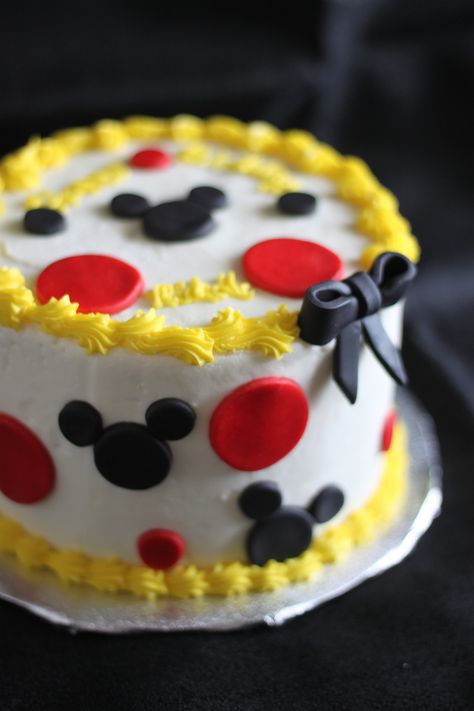 Mickey Mouse Sheet Cake 1st Birthdays, Mickey Mouse Cake Buttercream, White Mickey Mouse Cake, Easy Mickey Mouse Cake, Mickey Mouse Cake Design, Mickey Mouse Cake Ideas, Mouse Cake Ideas, Mouse Cake Design, Mickey Birthday Cakes