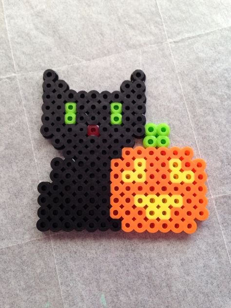 Black cat and pumpkin  By Katie Binesh Perler Bead Black Cat, Hama Cats Pattern, Hama Beads Halloween Pattern, Perler Bead Halloween Patterns, Halloween Fuse Beads, Fall Perler Bead Patterns, Perler Bead Patterns Cute, Halloween Perler Bead Patterns, Cat Perler Beads