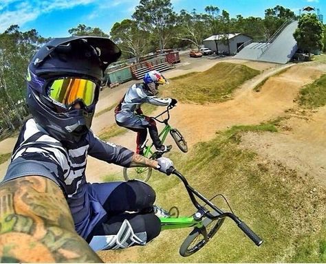 Awesome Riding Bikes, Bmx Racing, Velo Vintage, Best Selfies, Epic Fails Funny, Chuck Norris, Bmx Bikes, Extreme Sports, Racing Bikes