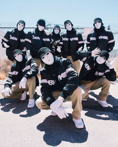 Jabbawockeez Outfit, Jabbawockeez Wallpapers, Dance Wallpaper, Black Halloween Dress, Naruto Gaara, Hip Hop Dance Videos, Figure Poses, Dance Life, Break Dance