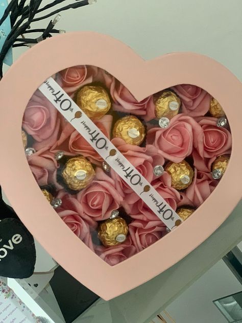 Beautiful heart shape box with flowers and chocolates Heart Shape Gift Box Ideas, Ramo Ideas, Valentine Chocolate Covered Strawberries, Box With Flowers, Chocolate Flowers Bouquet, Valentine Gift Baskets, How To Make Rose, Flower Box Gift, Chocolate Flowers