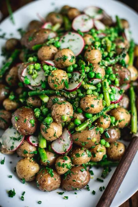 Vegan Easter Dinner Ideas, Spring Potato Salad, Seasonal Spring Recipes, Spring Bbq Food, Vegan Dinner Party Recipes, Vegetarian Bbq Recipes, Summer Vegan Dinner, Picnic Recipe Ideas, Spring Food Recipes