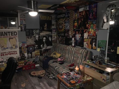 Cool Rooms Grunge, Heavy Metal Bedroom Aesthetic, 90s Punk Bedroom, 90s Grunge Decor, Cool Basement Rooms, Pop Punk Room, Grunge Apartment Aesthetic Living Room, Punk Basement, 2000s Older Brother Core Room