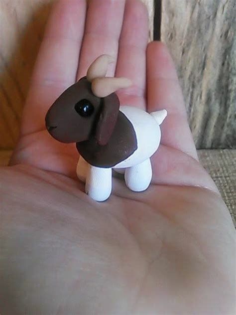 Goat Made Of Clay, Goat Cake Topper, Cute Animals To Make Out Of Clay, Goat Clay Sculpture, Animals From Clay, Easy Sculpey Clay Ideas, Mini Clay Ideas Animals, Polymer Clay Farm Animals, Polymer Clay Goat