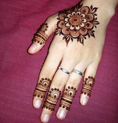 Mehndi (Henna) Mahendi Designs, Heena Design, Henna Inspired Tattoos, Finger Henna Designs, Henna Ideas, Rose Mehndi Designs, Mehndi Design Pictures, Simple Henna Tattoo, Very Simple Mehndi Designs