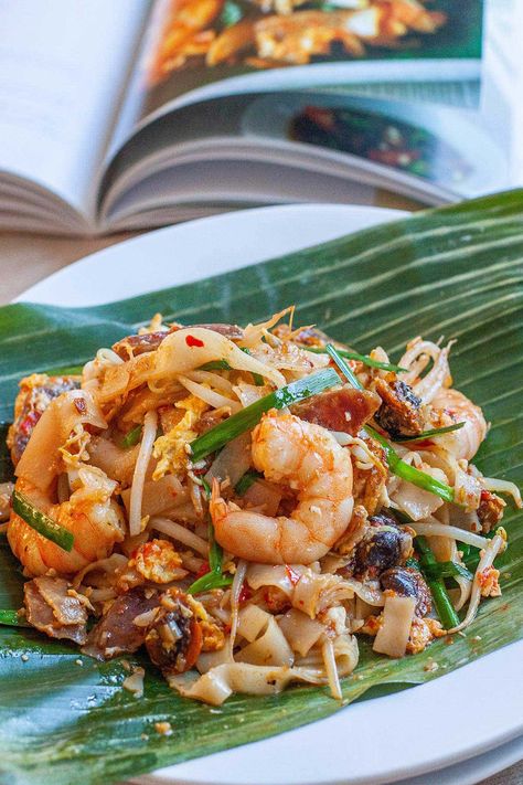 Char Kuey Teow Malaysia, Char Kway Teow Recipe Singapore, Fried Kway Teow Recipe, Char Koay Teow, Rasa Malaysia Recipes, Malaysian Noodles Recipes, Char Keow Teow Recipe, Flat Noodle Recipe, Noddles Food