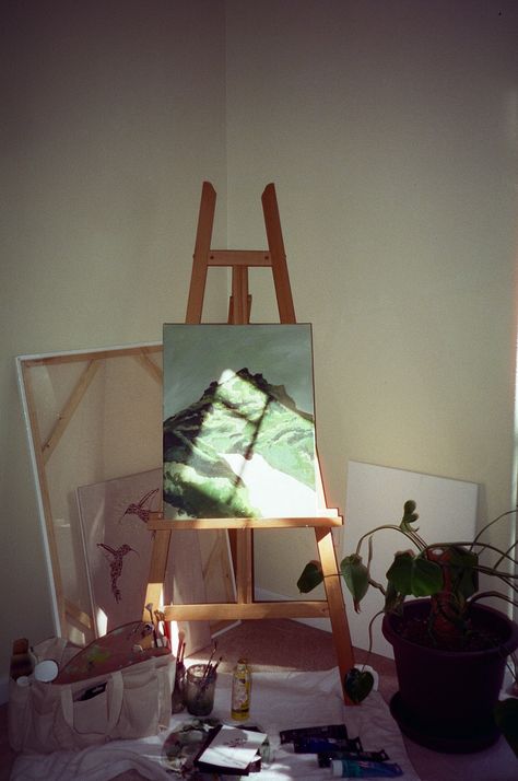 #filmisnotdead #filmphotography #analog #35mm #amberd400 #photodump #art #creativity #painting #inspo #artideas #canvas #easel #artist #bedroom #mid-century #arthoeaesthetic Art Easel Aesthetic, Easel Aesthetic, Creativity Painting, Canvas Easel, Room Improvement, Arthoe Aesthetic, San Francisco Apartment, Artist Bedroom, Art Creativity