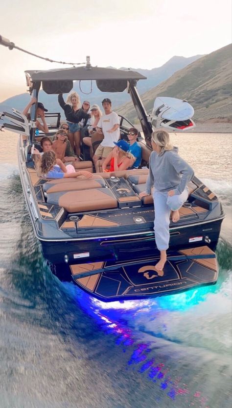 Jetskis And Boats, Wake Boat Aesthetic, Boat Day With Friends, Boating With Friends, Lake Day Pictures Best Friends, Family On Boat, Boat Pictures Aesthetic, Boat Ride Aesthetic, Jetski Pictures