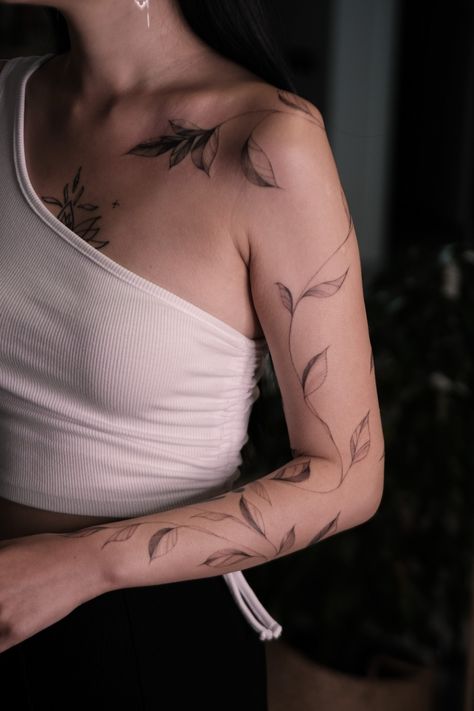 Wrap Around Arm Tattoo Vines, Leaf Tattoos Arm, Vine Arm Sleeve Tattoo, Leaf Wrap Around Tattoo Arm, Vine Arm Tattoo, Tattoo Brazo Mujer, Half Arm Sleeve Tattoo, Rose Vine Tattoos, Botanisches Tattoo