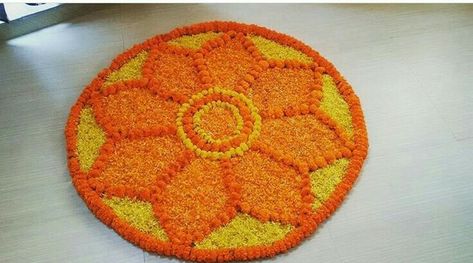 Marigold Rangoli Design, Real Flower Rangoli, Marigold Flower Rangoli, Floral Rangoli, Indian Holidays, Poo Kolam, Pookalam Design, Simple Flower Rangoli, Flowers Rangoli