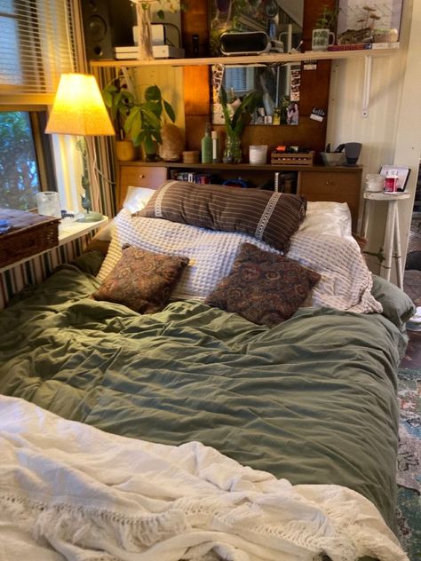 Mid Century Modern Bedroom Maximalist, Indie Bed Frame, Green Brown Bedroom Aesthetic, Mid Century Maximalism Bedroom, Warm Bedroom Aesthetic Cozy, Warm Maximalist Bedroom, No Natural Light Bedroom, Cozy Mid Century Bedroom, Mid Century Bedroom Aesthetic