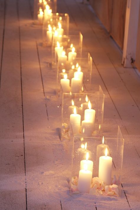 Use large pillar candles in hurricane vases to light up your wedding. Large Pillar Candles, Deco Luminaire, Ffa, Wedding Aisle, Candle Lanterns, Wedding Lights, Decoration Table, Romantic Wedding, Event Decor