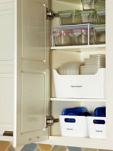 Use plastic bins (Dollar Store) to organize tupperware and storage cntainers. SO MUCH BETTER THAN MY CURRENT SYSTEM (aka "throw it all in the bottom cabinet and try to avoid it then get really mad when you can't find the right size container or a matching lid so you buy new ones at the next Target run.") Sanddollar Crafts, Draw Organization, Tupperware Cabinet, Organized Clothes, Reapolstering Chairs, Hymnal Crafts, Hannukah Decorations, Minimal Shelves, Konmari Organizing