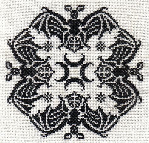 Halloween Cross Stitch Patterns, Halloween Cross Stitches, White Cross, Tapestry Crochet, Crochet Chart, Knitting Charts, Stitching Art, Embroidery Inspiration, Cross Stitch Charts