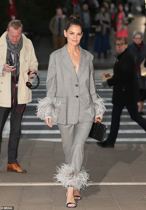 Copy Katie and don a feather fringe jacket by Prada #DailyMail Red Carpet Fashion Women, Feather Suit, Feather Clothes, Feather Outfit, Dawson's Creek, Feather Fringe, Pattern Outfits, Women Suits, Lincoln Center