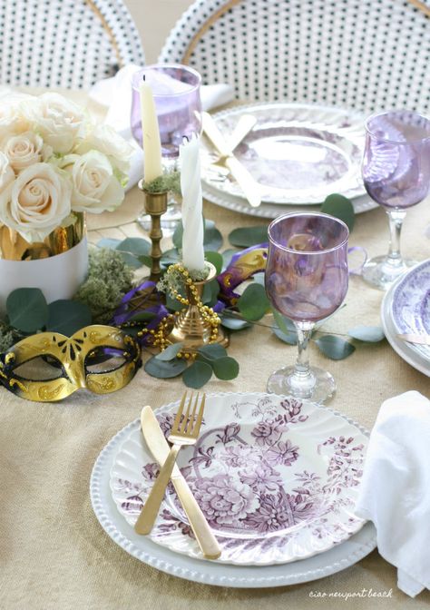 ciao! newport beach: a vintage inspired mardi gras table Mardi Gras Tablescape, Mardi Gras Dinner Party, Masquerade Party Themes, Mardi Gras Dinner, Party Sliders, Mardi Gras Wedding, Dinner Party Table Settings, Holiday Birthday Party, Summer Tablescapes