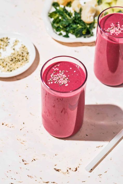 Berry Beet Cauliflower Smoothie - Wholehearted Eats Cauliflower Smoothie, Food Poetry, Freezing Zucchini, Veggie Smoothies, Beet Smoothie, Ginger Drink, Healthy Cocktails, Easy Lunch Boxes, Breakfast Routine