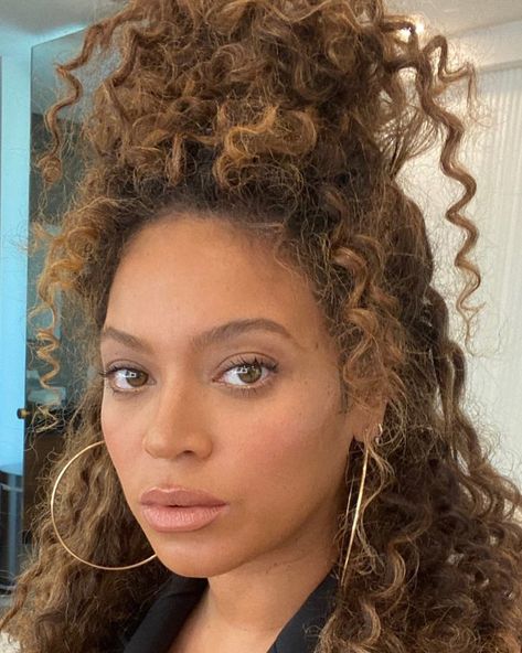 EVERYTHING YONCÉ on Instagram: ““Malibu Bey”🖤 #Beyoncé website update 😍” Beyonce Curly Hair, Beyonce Braids, Beyonce Hair, Beyonce Outfits, Curly Hair Types, Sweet Message, Curly Hair Updo, Beyoncé Giselle Knowles-carter, Beyonce Queen