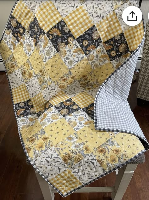 Bee Quilt, Colchas Quilting, Charm Pack Quilt Patterns, Nursery Quilt, Baby Patchwork Quilt, Quilting Designs Patterns, Yellow Quilts, Quilt Sewing Patterns, Patchwork Baby