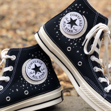 Hand embroidered Converse black high tops - moon and stars Converse Noir, Chuck 70 Vintage Canvas, Canvas Converse, Jeans With Chains, Mode Converse, Cute Converse Shoes, Converse Design, Moon Shoes, Estilo Emo