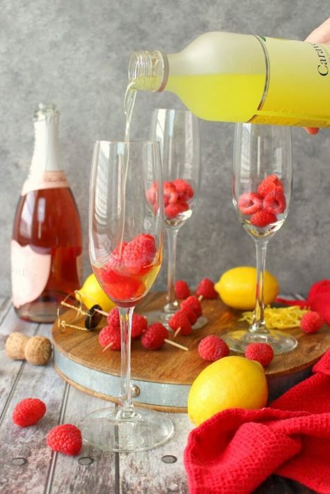 Mimosas brought to a whole new, glorious level! These Lemon Raspberry Mimosas are made with fresh raspberries, lemoncello liqueur, and topped off with a Champagne Rosé. Your brunch just got even more fabulous! Pink Mimosa Recipe, How To Make Mimosas, Pink Lemonade Punch, Healthy Cocktail Recipes, Blended Coffee Drinks, Heather Wedding, Raspberry Cocktail, Ginger Fizz, Spring Recipes Dessert