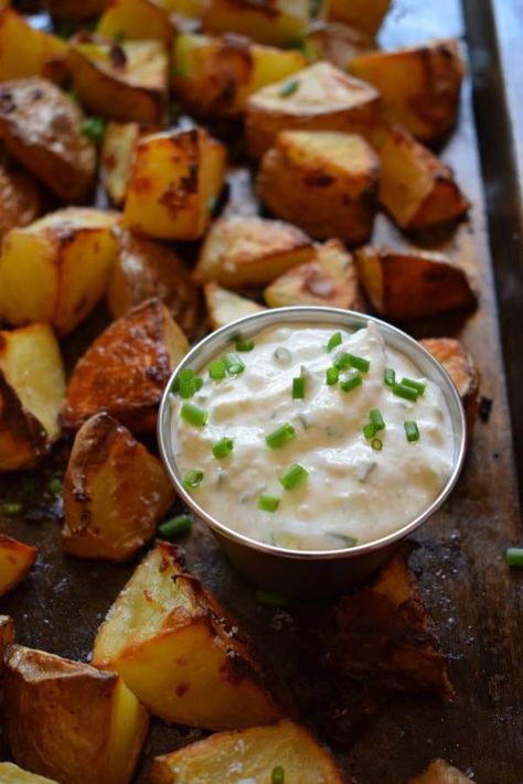 Crispy Garlic Potatoes with a Creamy Chive Dip - Julia's Cuisine Chive Dip, Bbq Potatoes, Beef Kebabs, Cook Out, Crispy Garlic, Garlic Potatoes, Kebab Recipes, Side Dishes Recipes, Potato Wedges