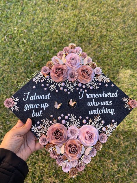 College Grad Cap Ideas, Graduation Cap Decoration Diy, High School Graduation Cap, College Graduation Cap Decoration, Grad Hat, Grad Cap Designs, Diy Graduation Cap, Grad Caps, Cap Decoration