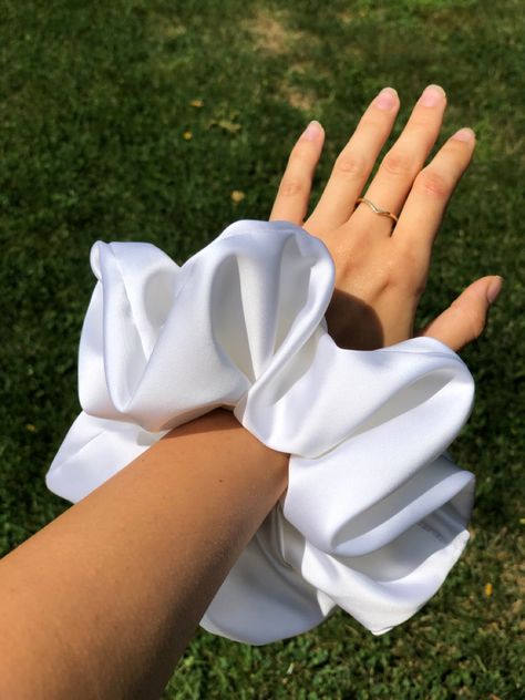 Unique Scrunchie Ideas, Hair Scrunchies Diy, Scrunchies Astethic, Big Hair Scrunchie, Scrunchies White, Giant Scrunchie, Huge Scrunchies, Xl Scrunchie, Scrunchies Diy