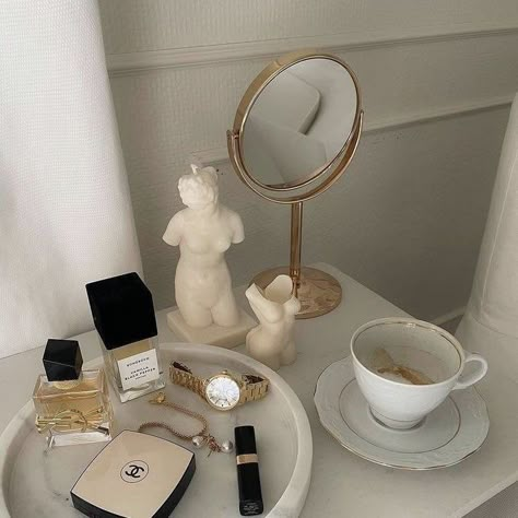 Aesthetic Dior, Bed Side Table, Bedroom Deco, Pinterest Room Decor, Redecorate Bedroom, Minimalist Room, Room Makeover Inspiration, Room Inspiration Bedroom, Room Ideas Bedroom