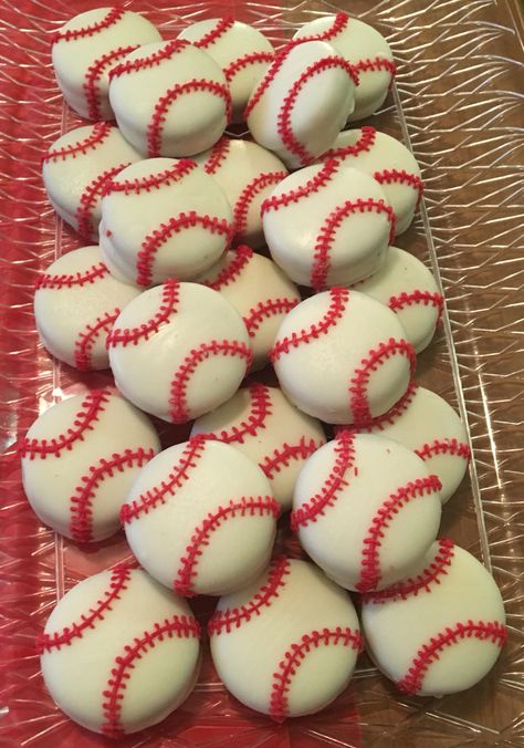 Baseball themed dipped oreos.... I might to brownies like this! Oreo Baseball Pops, Baseball Oreo Cookies, Baseball Theme Treats, Baseball Party Desserts, Baseball Theme Desserts, Baseball Brownies, Baseball Sweets, Baseball Oreos, Chocolate Covered Oreos Birthday