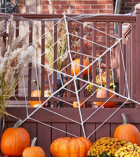 These easy Halloween crafts all ring in under $5! They rely on common craft supplies, and the final projects will last from year-to-year. Our inexpensive craft ideas include eye-popping paper printables, Halloween wreaths, and DIY outdoor decorations that are perfect for the eeriest season of the year. #halloweencrafts #budgetcrafts #diy #diyhalloweendecor #bhg Outdoor Diy Halloween Decor, Cheap Halloween Crafts, Hogwarts Halloween, Fall Porches, Halloween Party Decor Diy, Halloween Web, Halloween 5, Giant Spider, Haunted Halloween