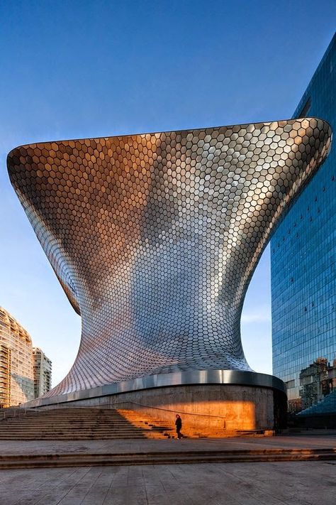 Catch the sunset at Museo Soumaya in Mexico City. Architecture Art Nouveau, Large Building, Unusual Buildings, Tall Buildings, Interesting Buildings, Amazing Buildings, México City, Unique Buildings, Unique Architecture