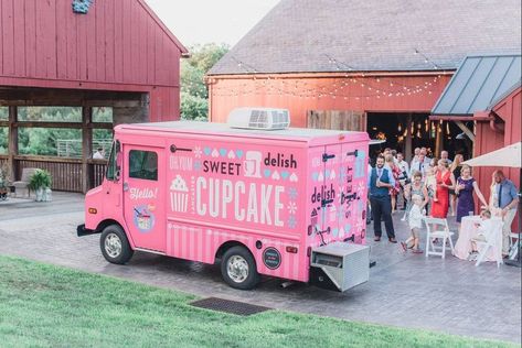 Featured on Cupcake Wars, this award-winning food truck serves delicious cupcakes as part of your wedding-day desserts. Yum! Food Truck Desserts, Cupcake Truck, Foodtrucks Ideas, Bbq Food Truck, Green Pizza, Food Truck Wedding, Best Food Trucks, Food Truck Business, Catering Desserts