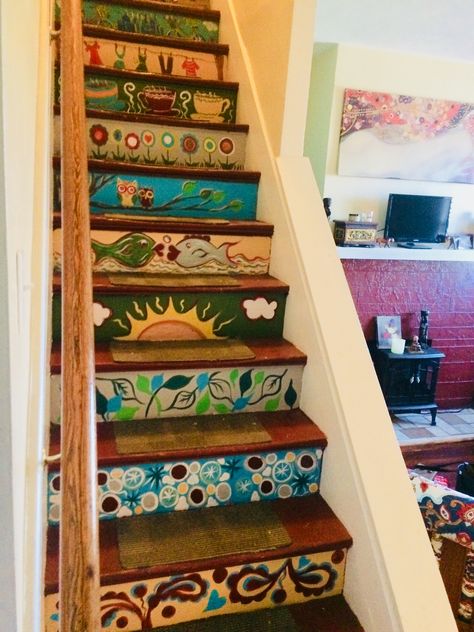 Vintage House Aesthetic Interior, Cabinet Art Painting, Hippy House Aesthetic, Artistic House Decor, Crazy Home Ideas, Creative House Decor, Colorful Beach Decor, Colorful House Ideas, Crazy House Decor