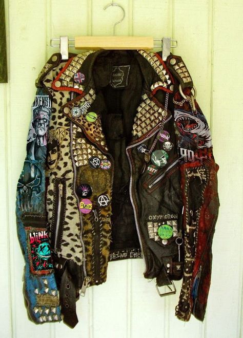 Teenage Gifts, Indie Outfits Grunge, Punk Mode, Gothic Jackets, Mode Rock, Indie Grunge, Christmas Creative, Mode Punk, Mode Grunge