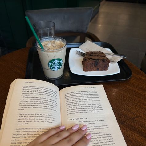 Solo Coffee Date Aesthetic, Solo Date Aesthetic Pictures, Romanticising Reading, Solo Coffee Date, Starbucks Lunch, Solo Date Aesthetic, Coffee Dates Aesthetic, Single Era, Solo Life