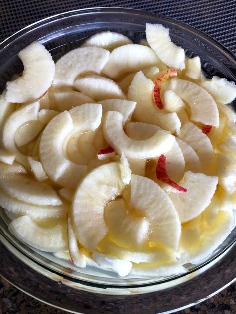 Dehydrate Apples, Dehydrating Apples, Dehydrator Recipes Fruit, Dehydrated Apples, Pressure Canning Recipes, Apple Snacks, Apple Peeler, Dehydrated Fruit, Dried Apples