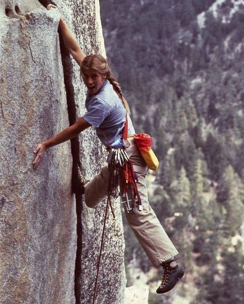 Lynn Hill Climbing, Rock Climbing Photography, Woman Climbing, Lynn Hill, Rock Climbing Women, Climbing Outfit Woman, Climbing Outfits, Climbing Girl, Climbing Backpack