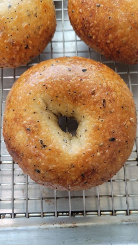 How to Make The Perfect Homemade Bagels. Diy Bagels Homemade, How To Make Bagels Homemade, Homemade Bagels Easy, Diy Bagels, Home Made Bagels, Bagels Recipe Homemade, Rye Bagels, How To Make Bagels, Bagel Recipes