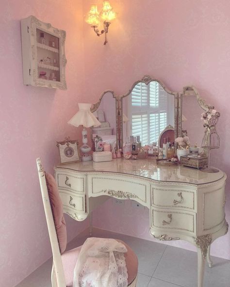 Feminine Room Aesthetic Vintage, Pretty Vanity Aesthetic, Pink Vintage Room Aesthetic, Coquette Bedroom, Dream Bedroom Inspiration, Coquette Room, Pink Room Decor, Girly Room, Cute Bedroom Decor