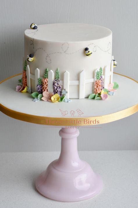 Spring Fondant Cakes, Fondant Garden Cake, Drip Flower Cake, Bird Cake Decorating Ideas, Cake With Bees And Flowers, Fondant Theme Cakes, Garden Theme Cake For Mom, Garden Design Cake, Spring Theme Cake Ideas