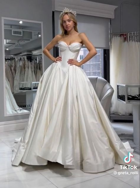 𝒫𝒾𝓃: 𝑔𝑜𝓁𝒹𝓈𝒽𝑜𝓇𝓉𝓎 💌 Huge Wedding Dress, Corset Ball Gown Wedding Dress, Basque Waist Wedding Dress, Wedding Ballgown, Drop Waist Wedding Dress, Debutante Dresses, Queen Wedding Dress, Puffy Wedding Dresses, Black Wedding Gowns